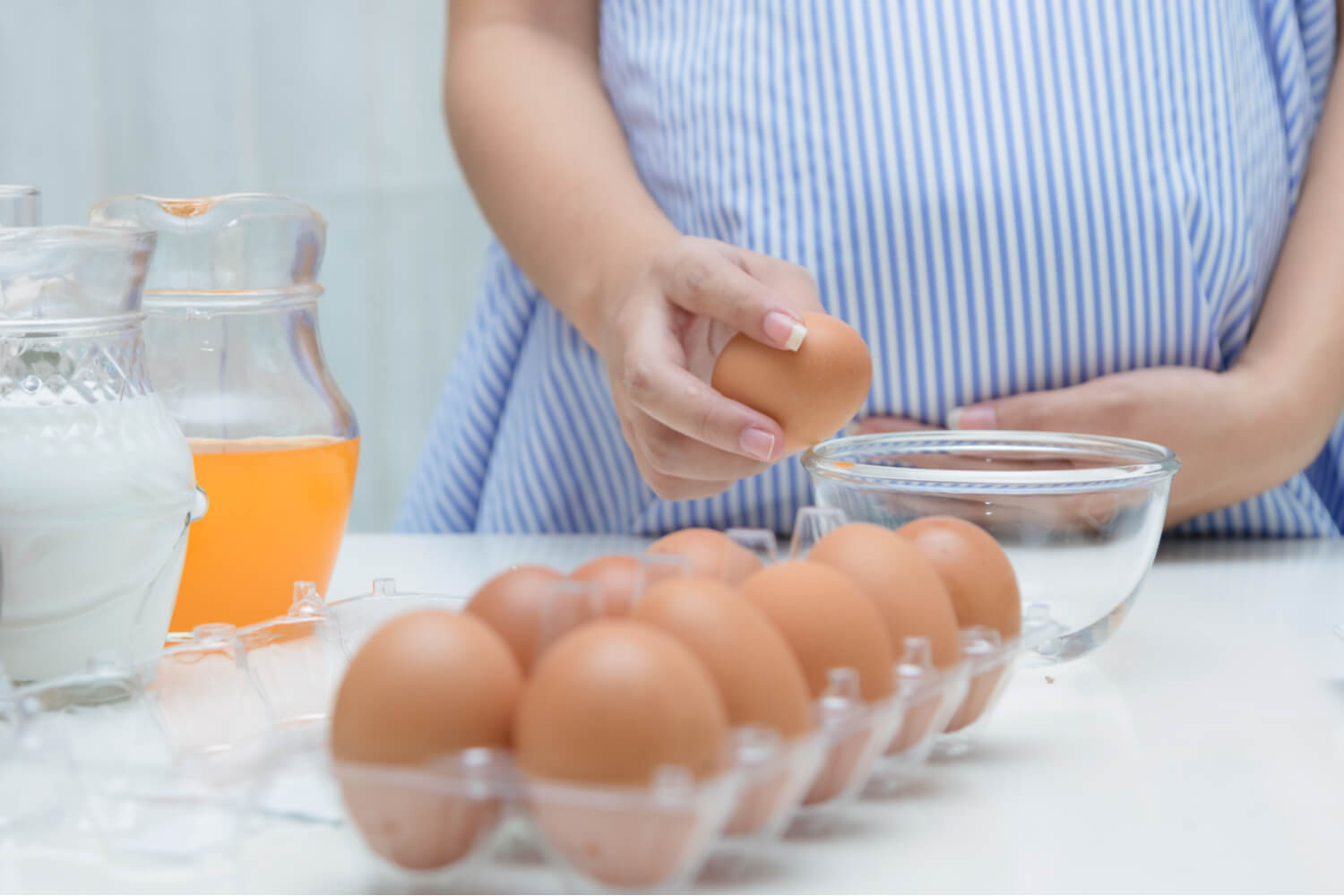 pregnant woman eating egg