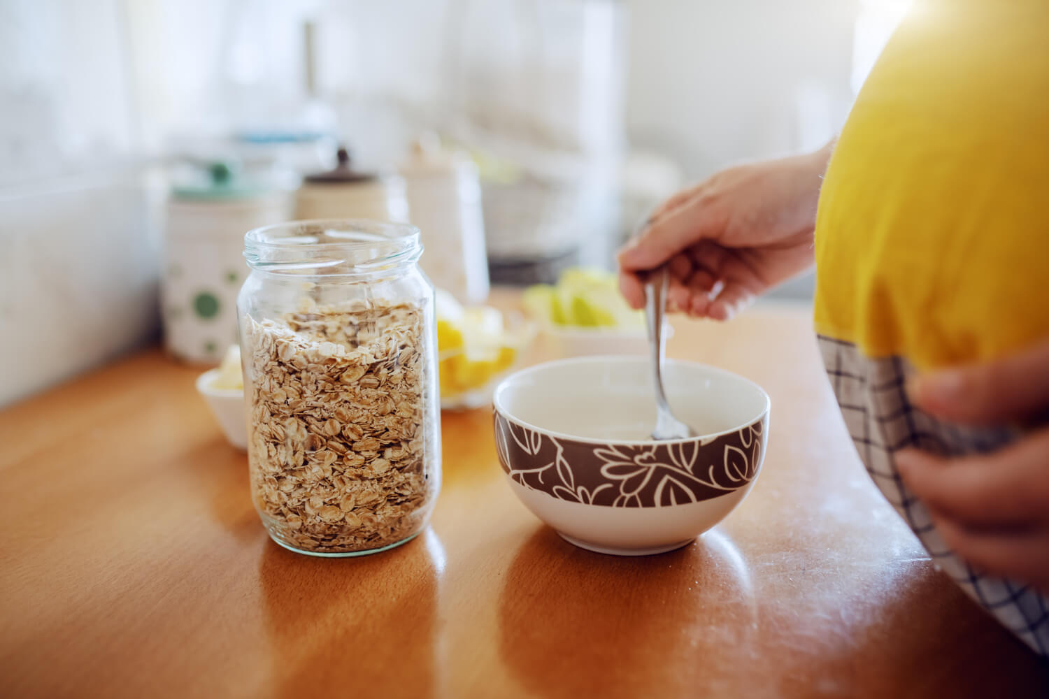 pregnant woman eating oats
