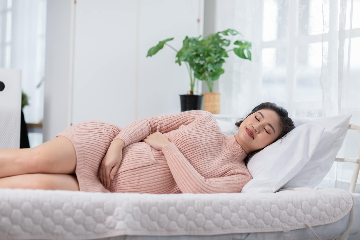 pregnant women sleeping on left side