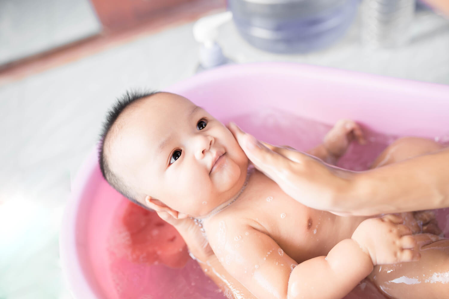 How Can I Safely Hold The Baby In The Tub_
