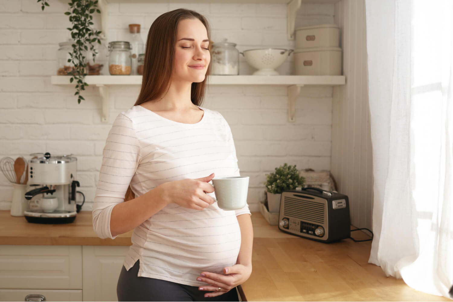 pregnant women drinking tea