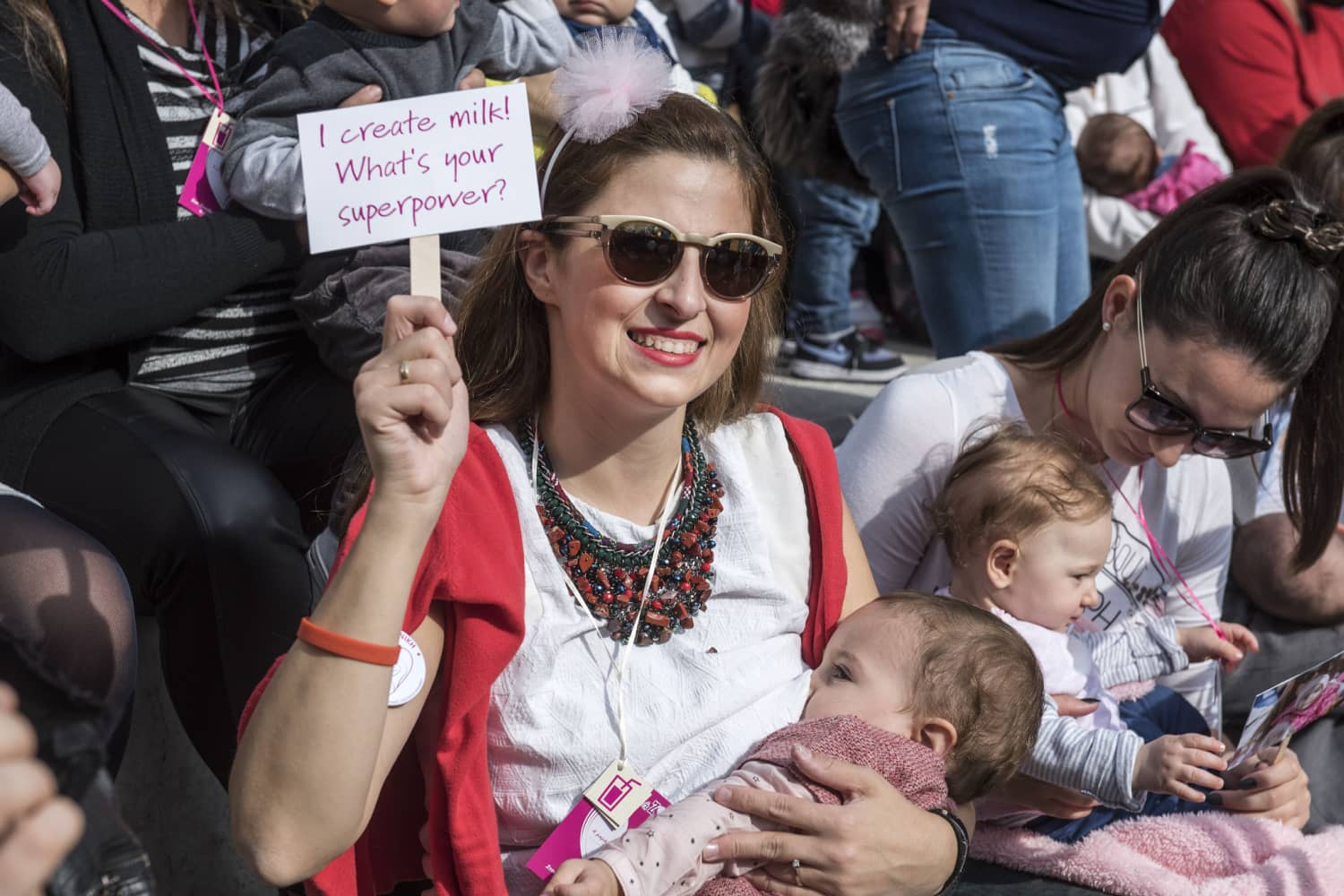 18 Useful Tips To Breastfeed In Public Without Feeling Guilty Being