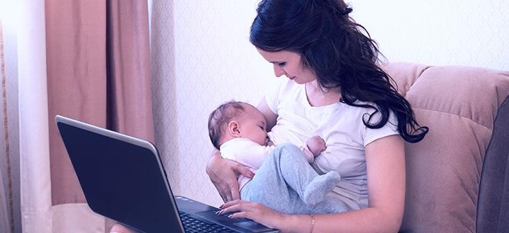 working-mother-while-breastfeeding