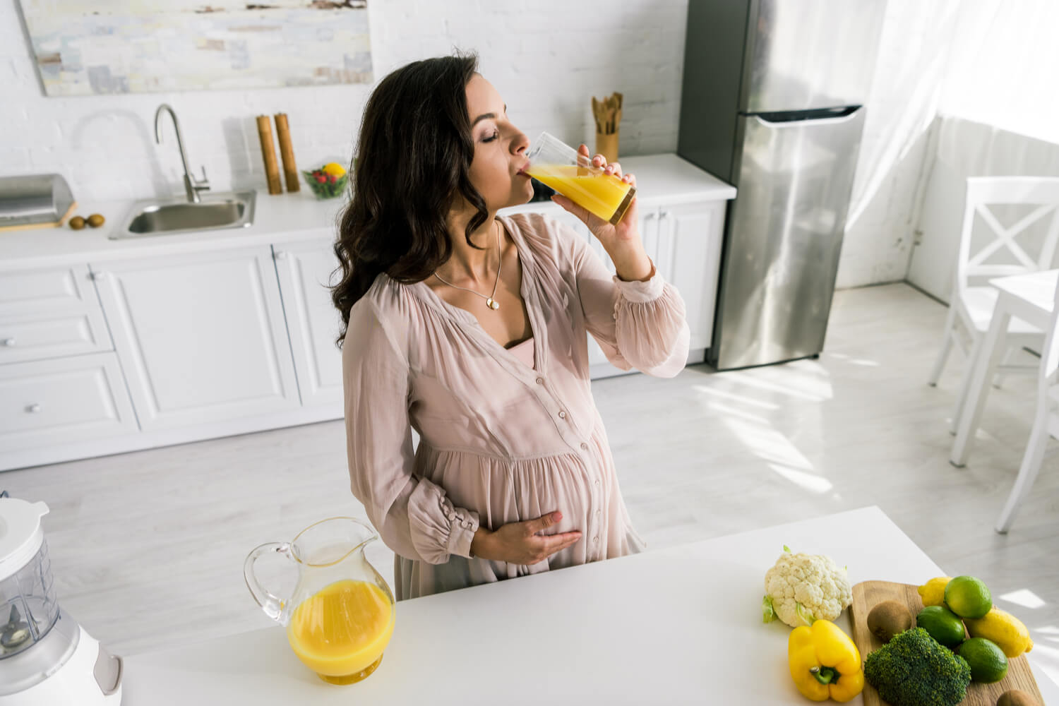 pregnant women drinking juice