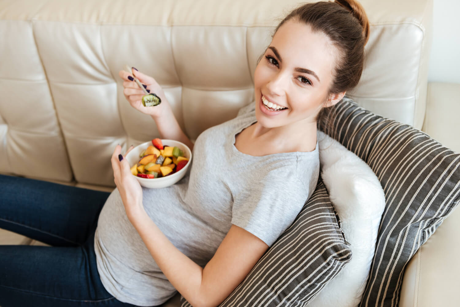 women eating healthy diet
