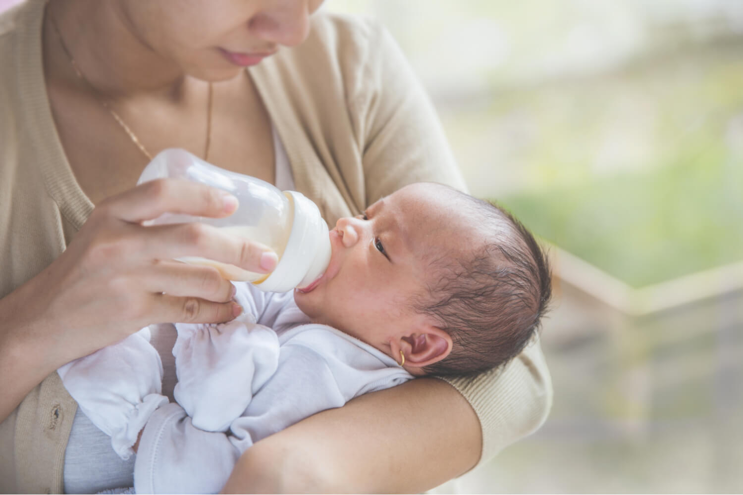 bottle feeding newborn