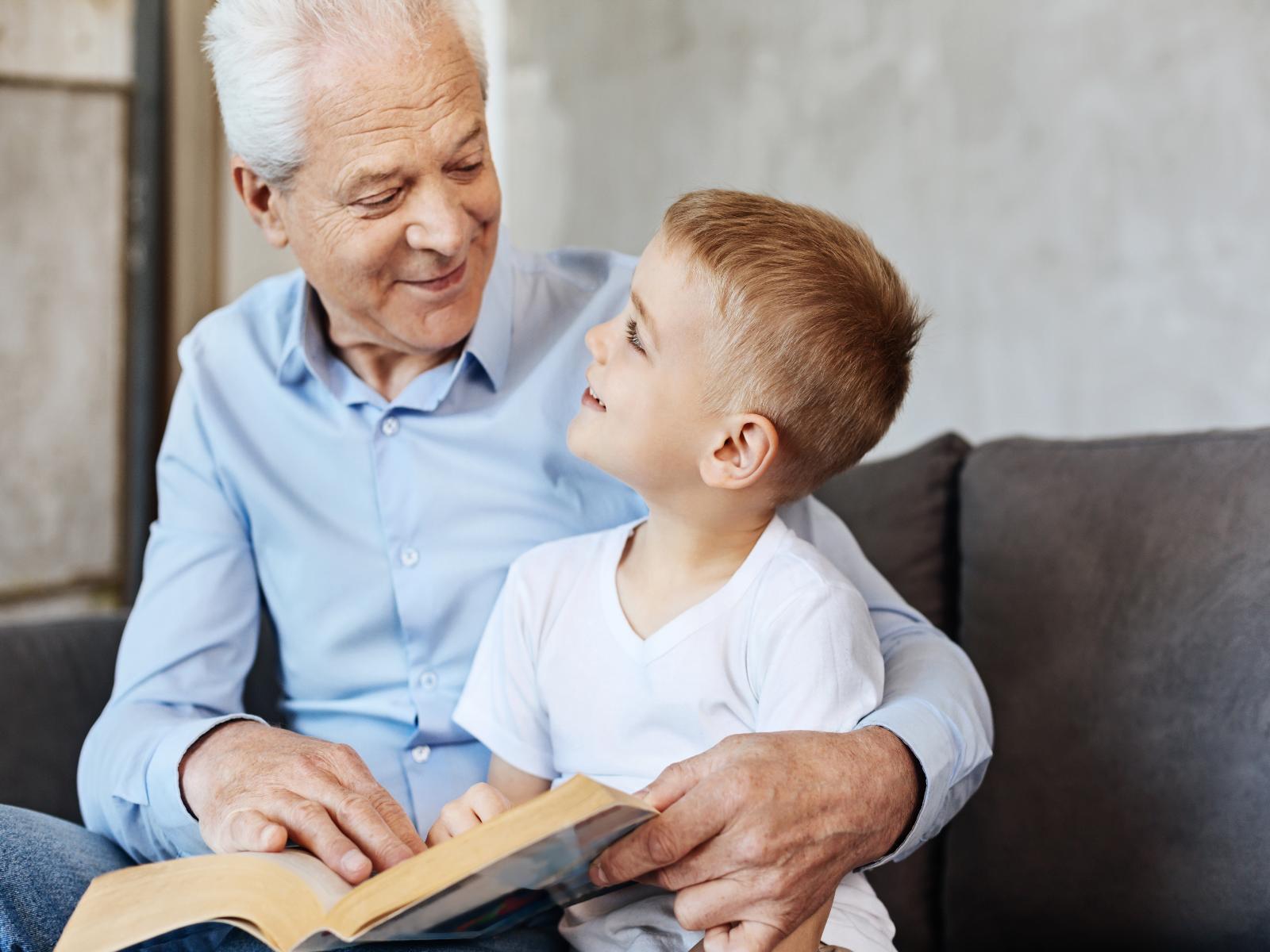 Дед хочет внука. Дедушка с внуками. Дед учит внука. Дед и внук с книгой. Мальчик и дедушка.