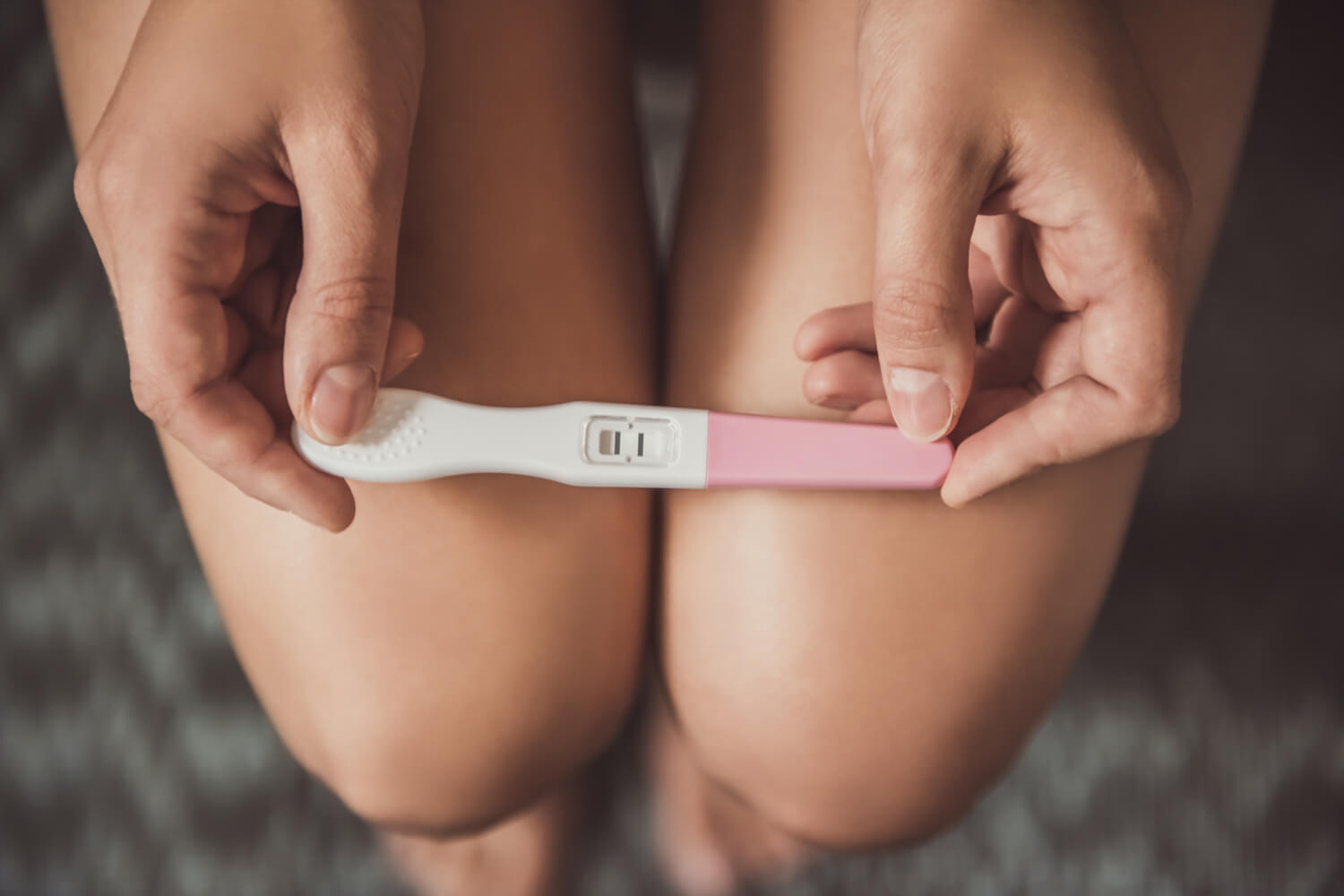 women holding pregnancy test