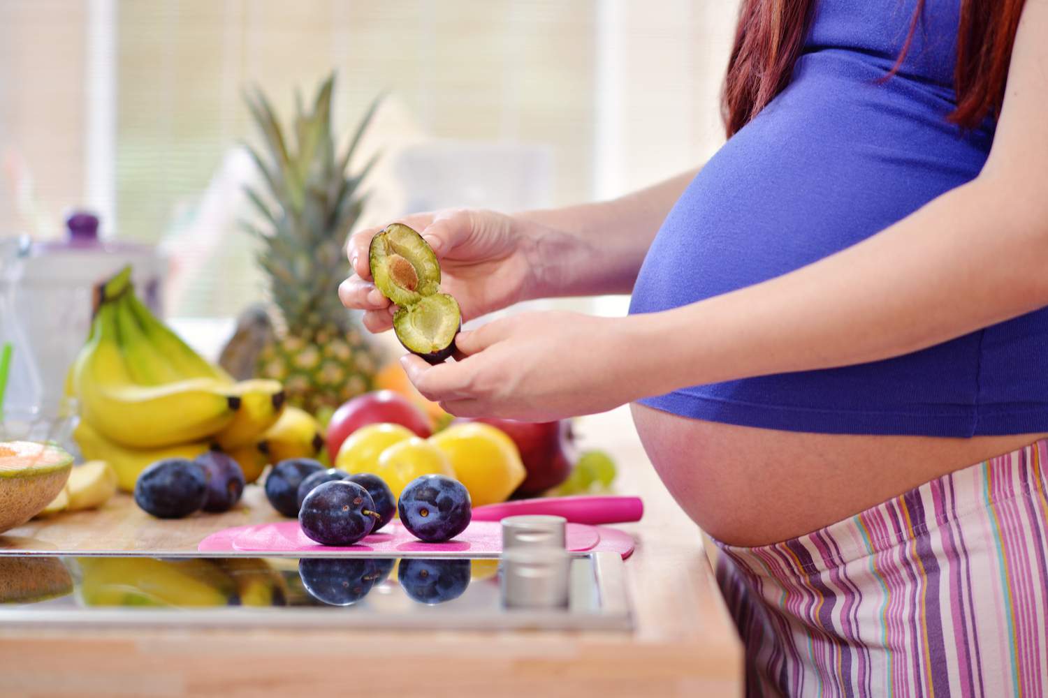 pregnant women eating plums