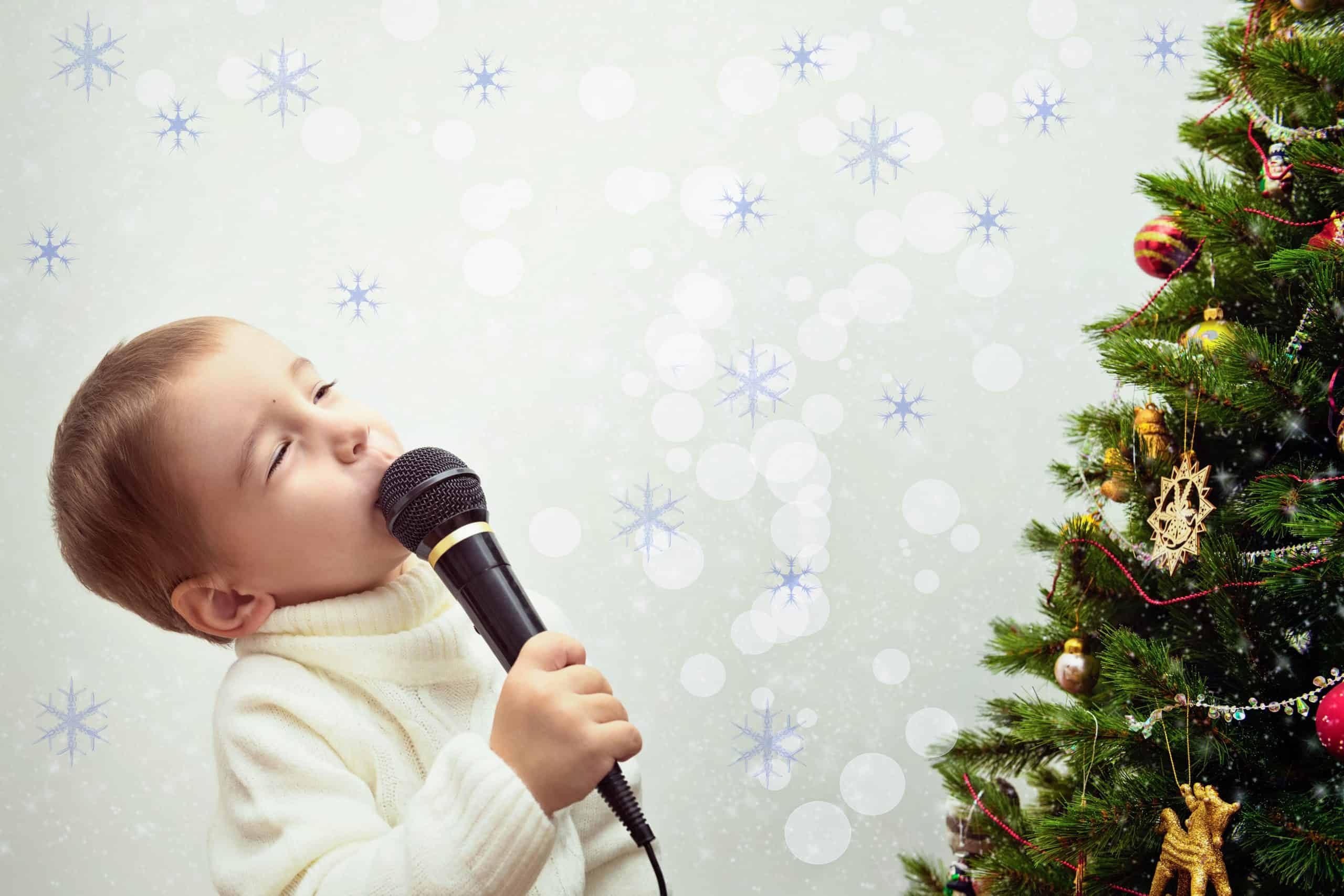 Я елка я пою. Дети поют новый год. Микрофон и Новогодняя елка. Детское новогоднее караоке. Елка с микрофоном.