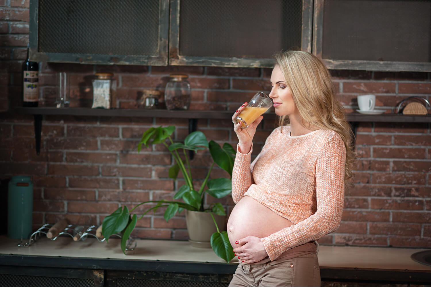pregnant women drinking smoothie
