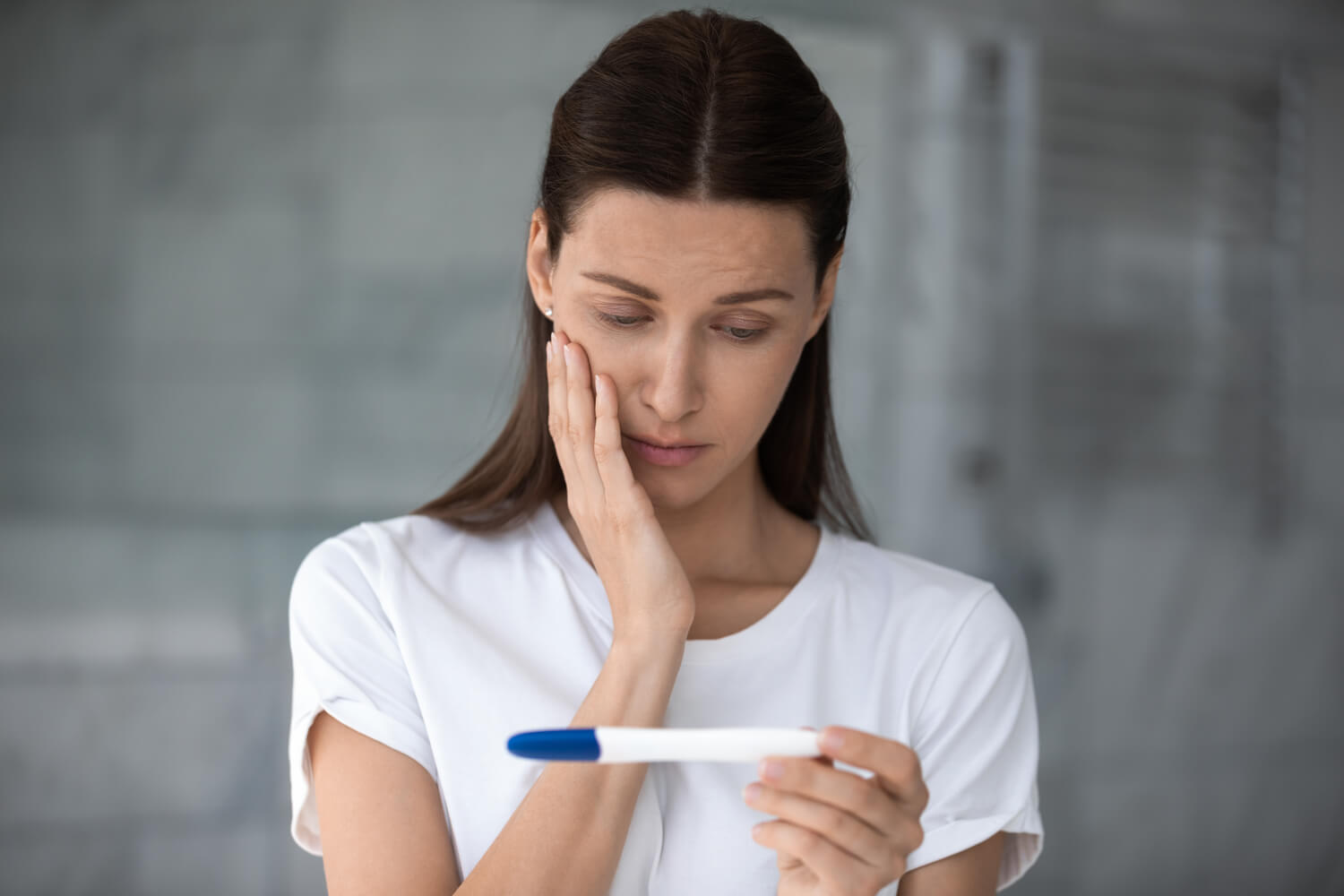 women worried seeing her pregnancy test