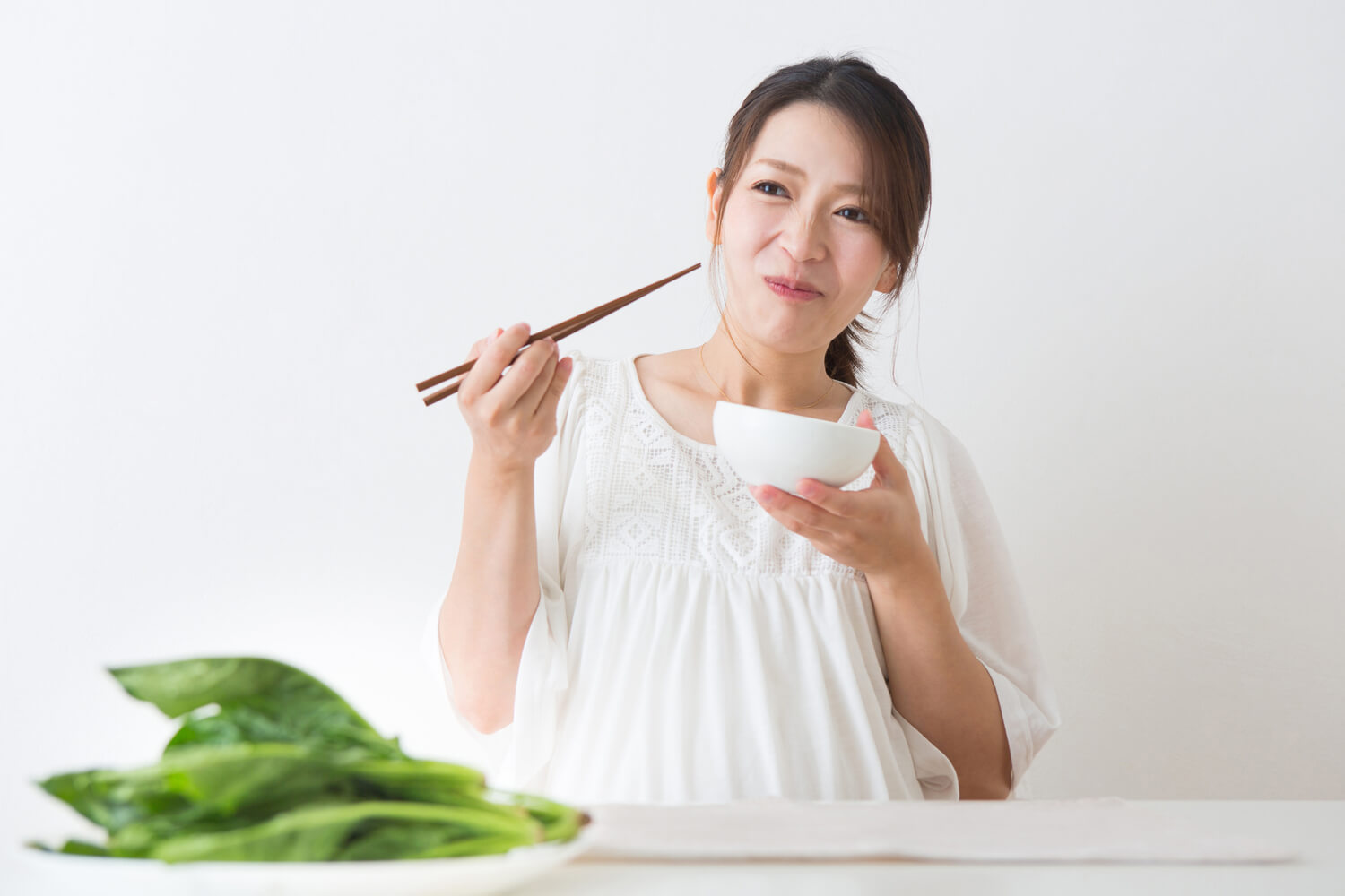 pregnant woman eating spinach