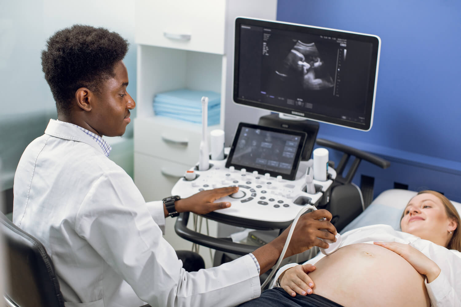 pregnant women taking ultrsound