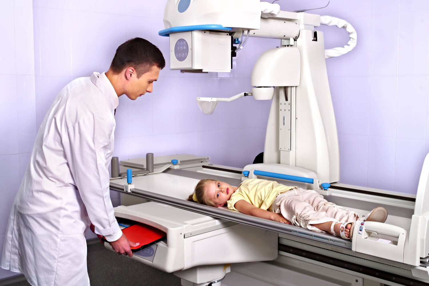 Делают рентген грудной клетки ребенку. Рентгенография у детей. Рентгенологическое исследование ребенка. Рентген детей новорожденных.