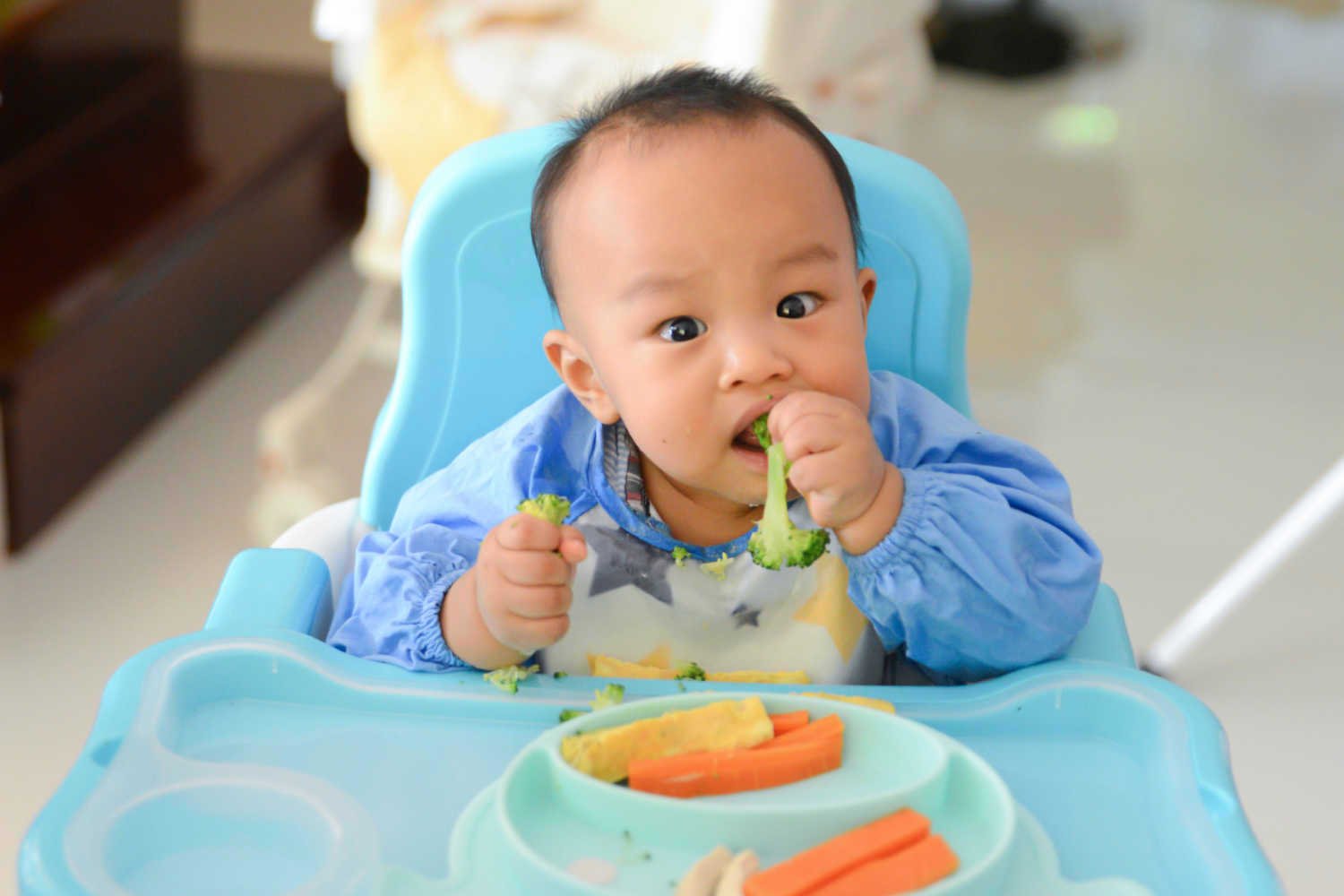 Baby Self-Feeding – When to Start, Stages and Safety Tips