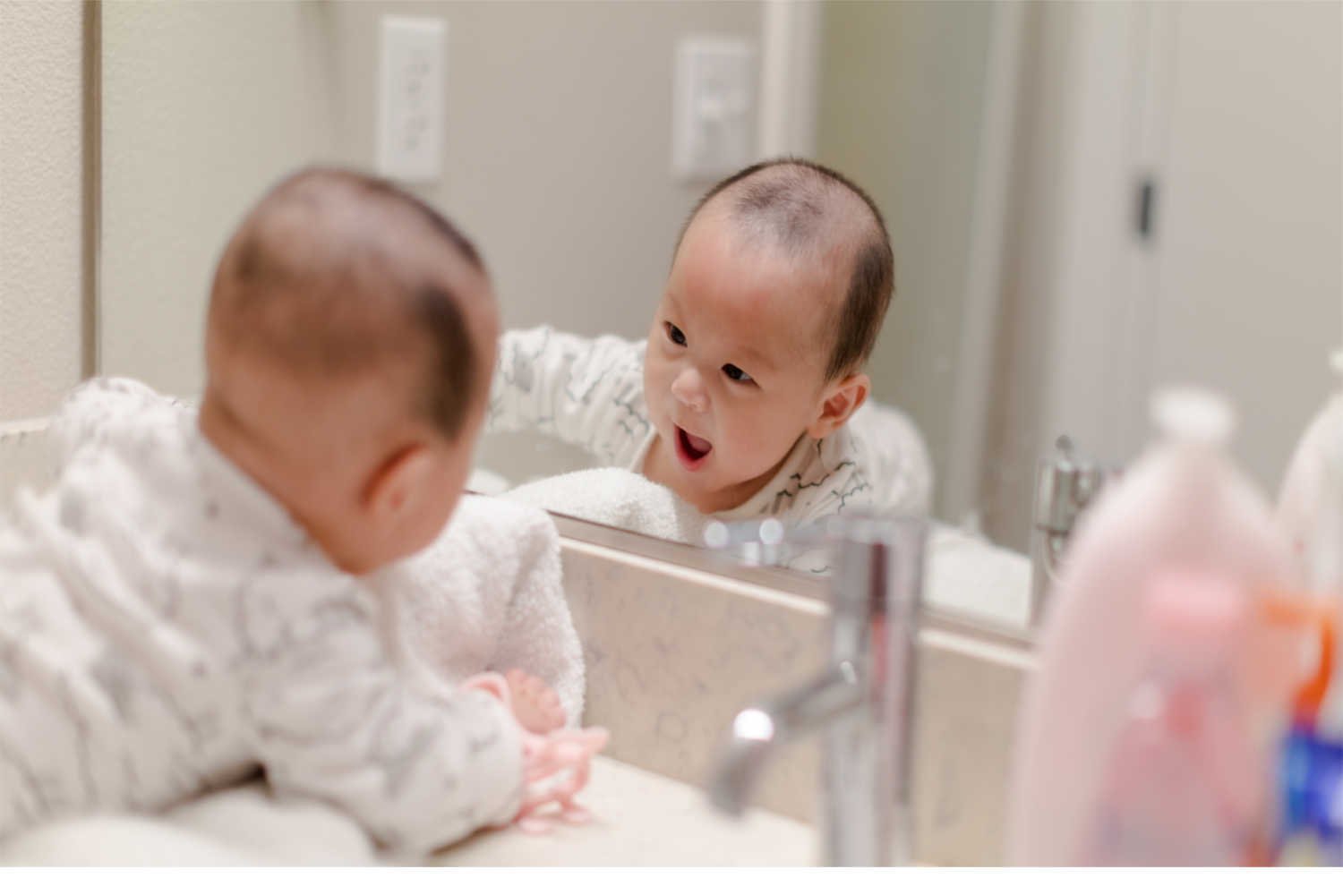 Why is Mirror Play Important For Babies? Being The Parent