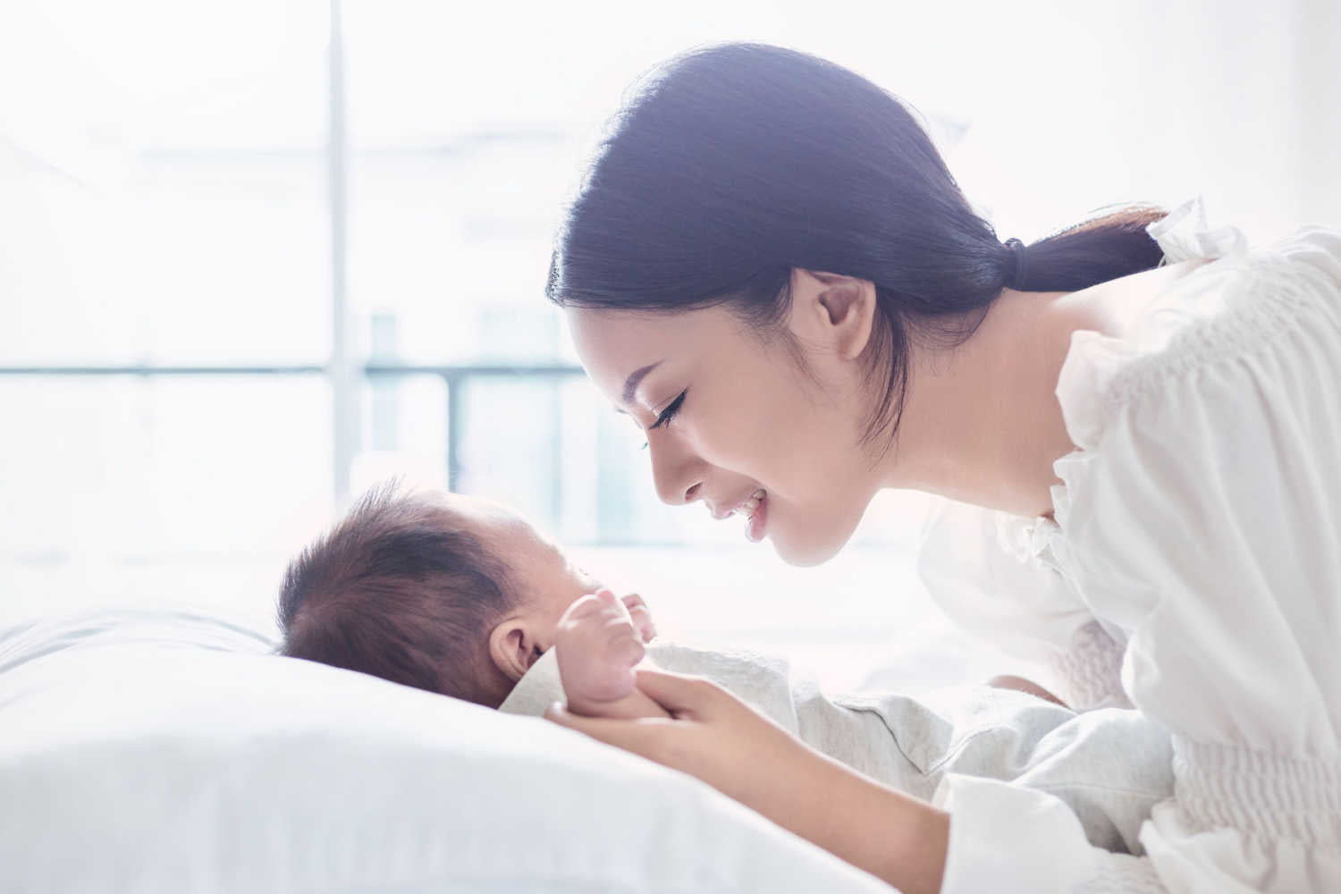 ways to Wake a Newborn to Feed?