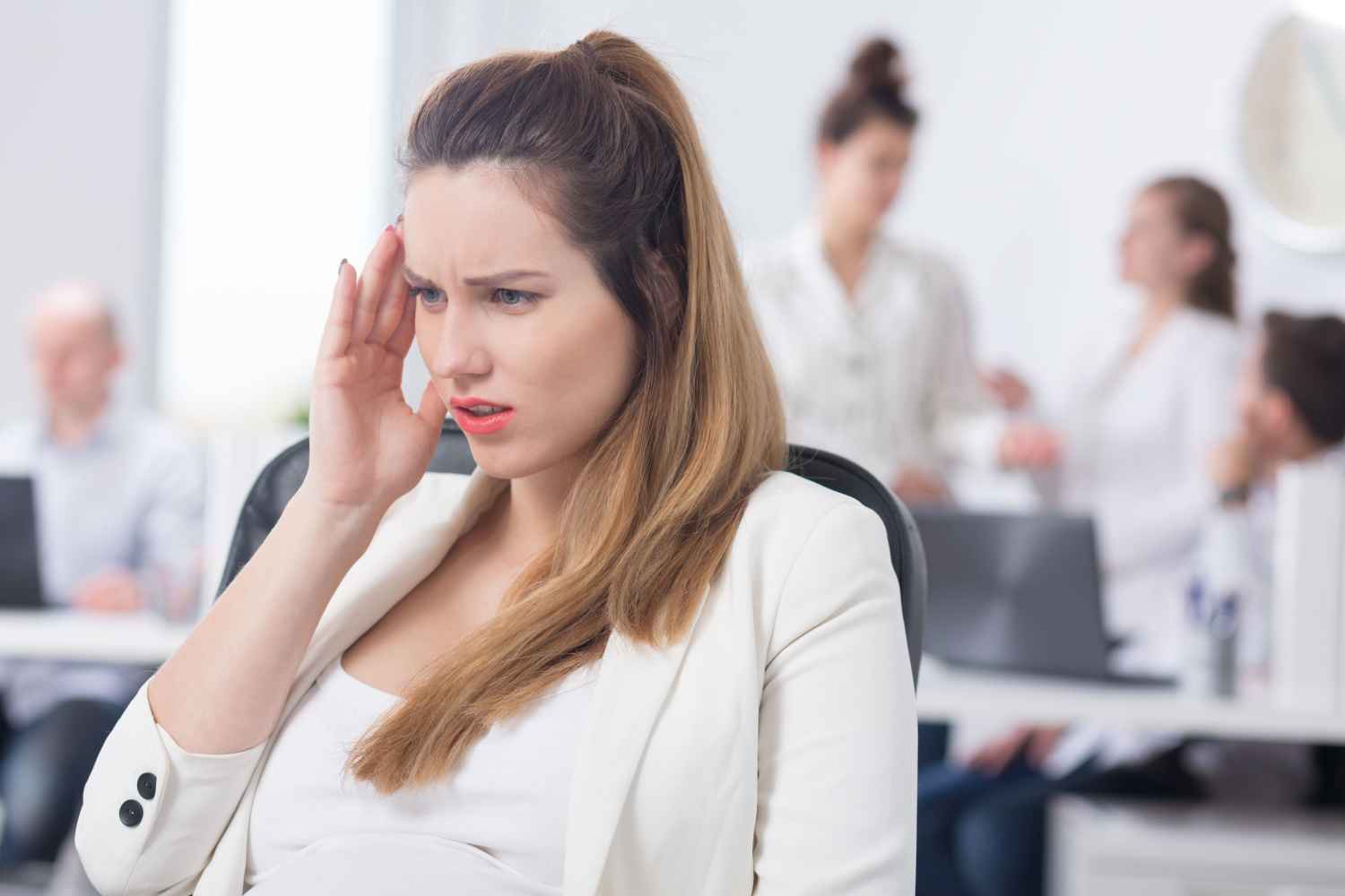 woman experiencing pregnancy symptoms
