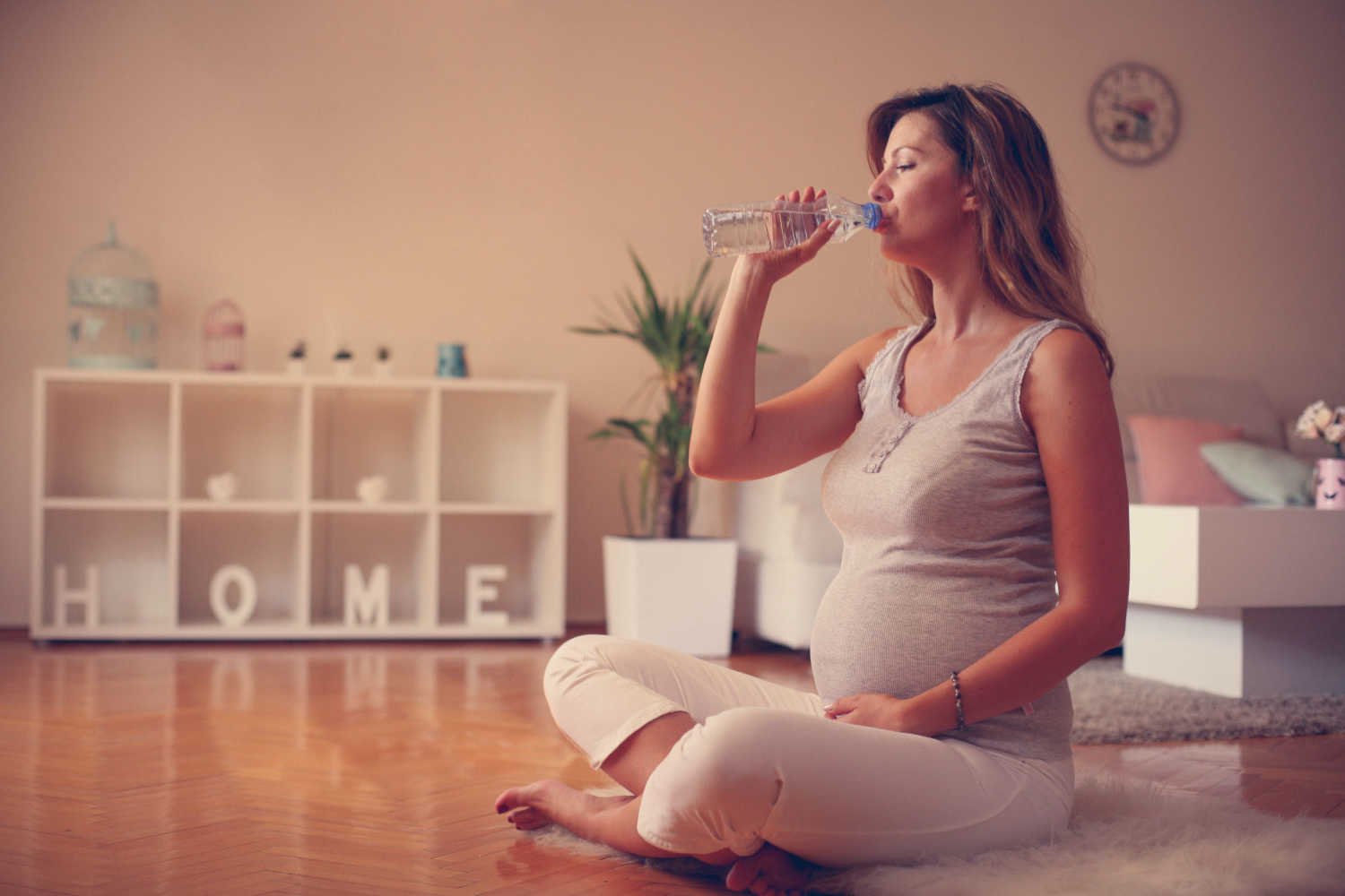 pregnant women drinking water