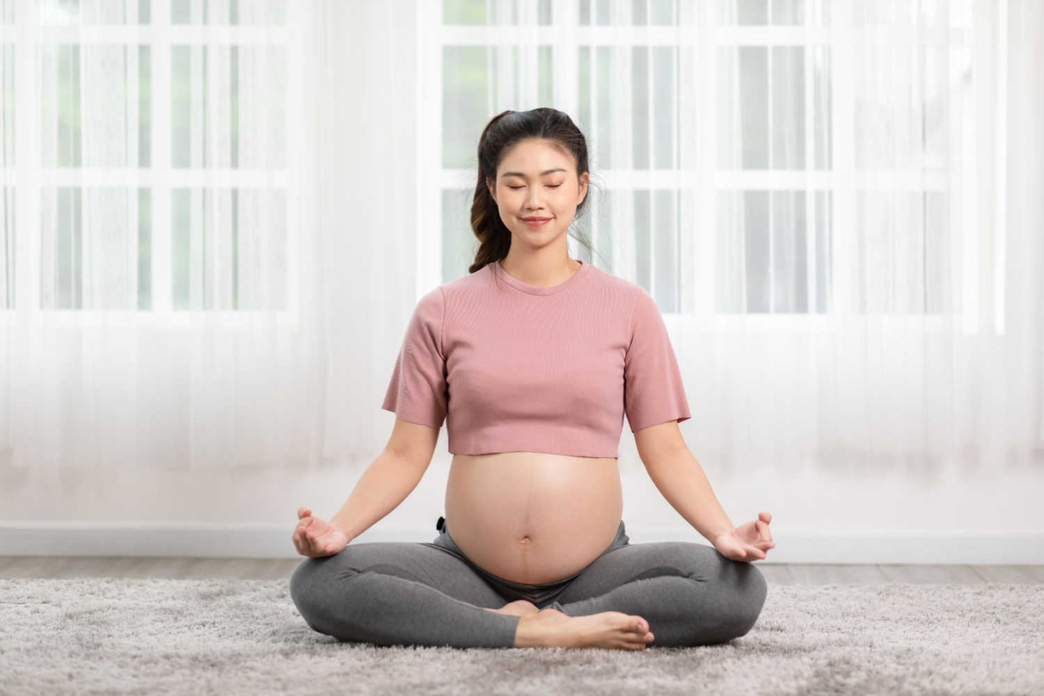 woman meditating to stay away from negative people during pregnancy