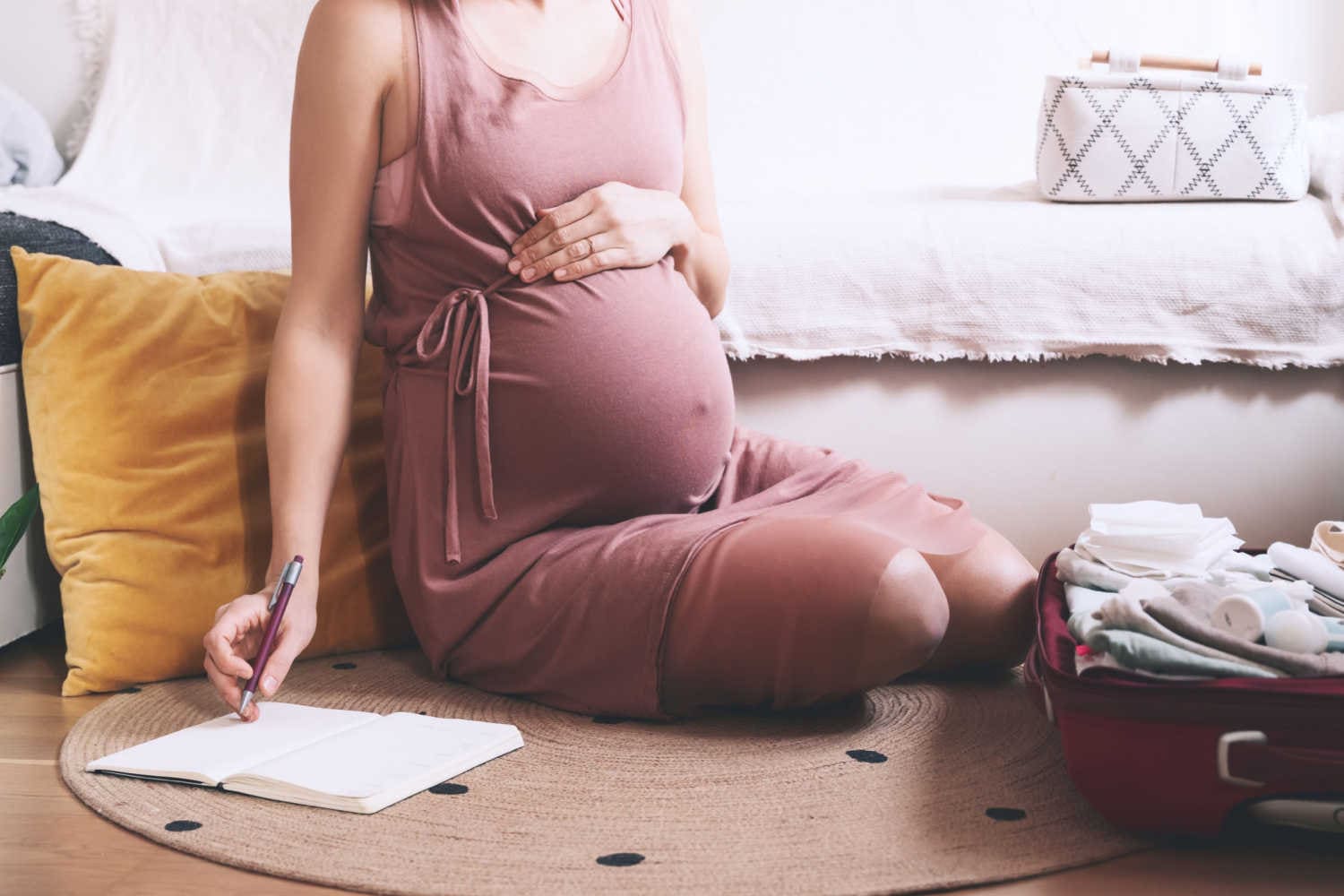 Pregnant woman checklists third trimester essentials
