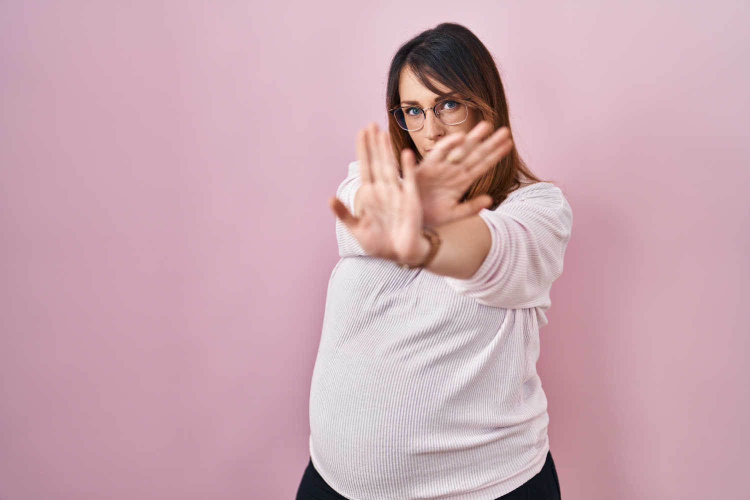 woman avoiding negative people during pregnancy