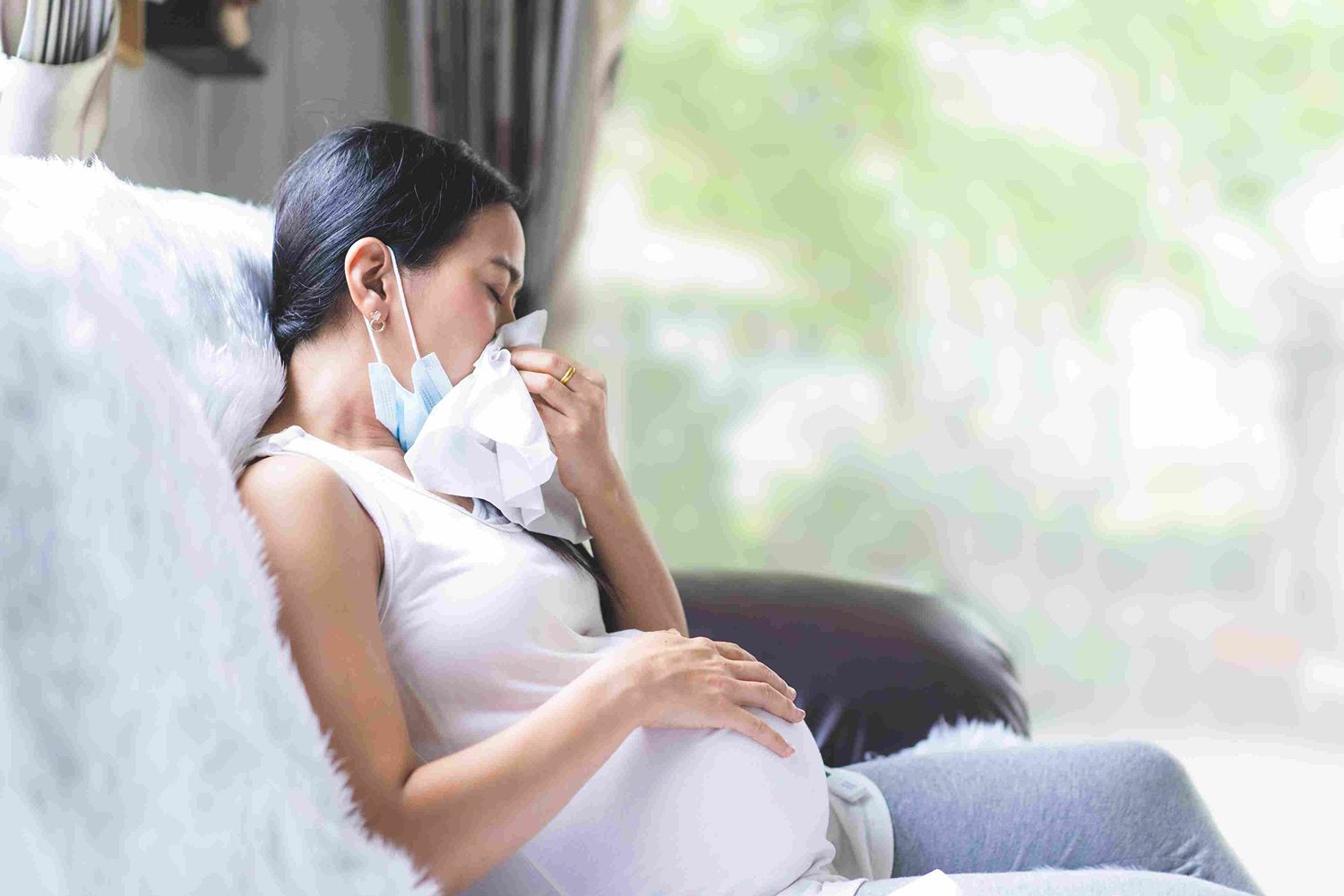 pregnant woman suffering from cold