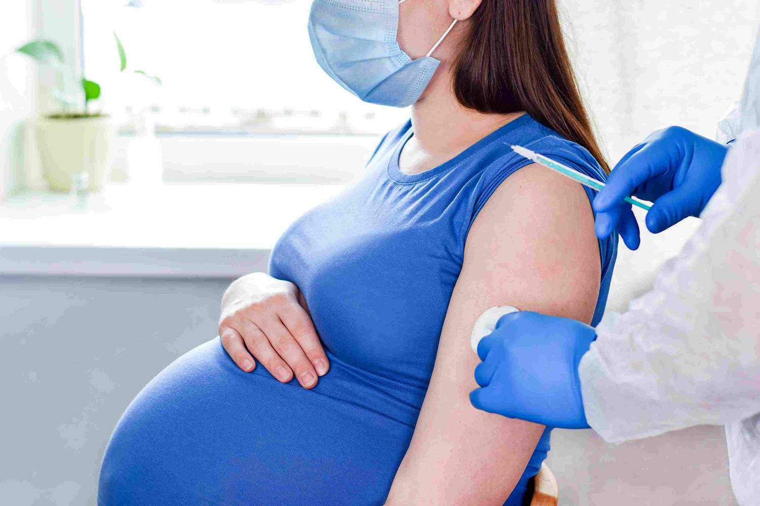 pregnant woman getting covid vaccine 