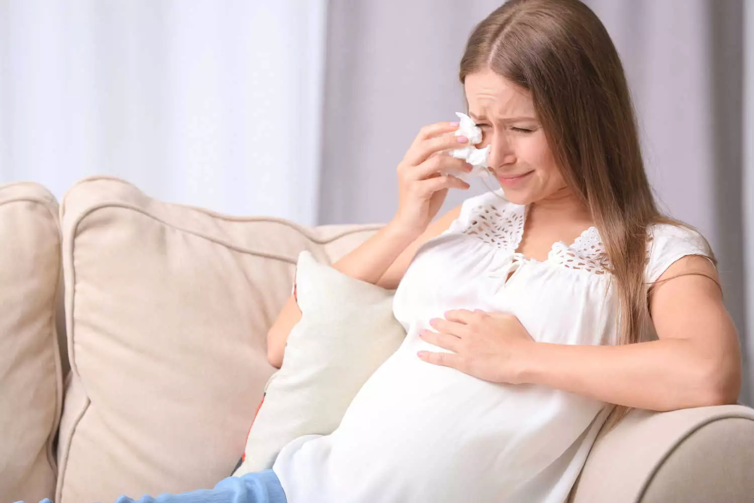 woman crying during pregnancy