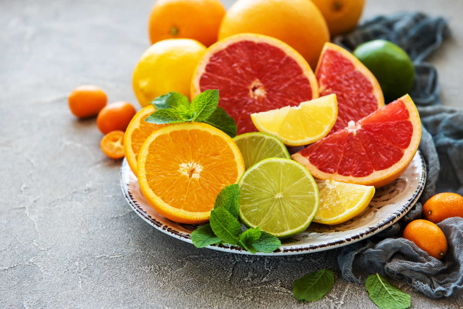 Citrus fruits help in combating bad breath