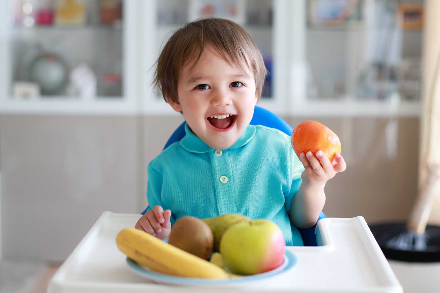 toddler-throwing-food-on-the-floor-why-and-tips-to-stop-being-the