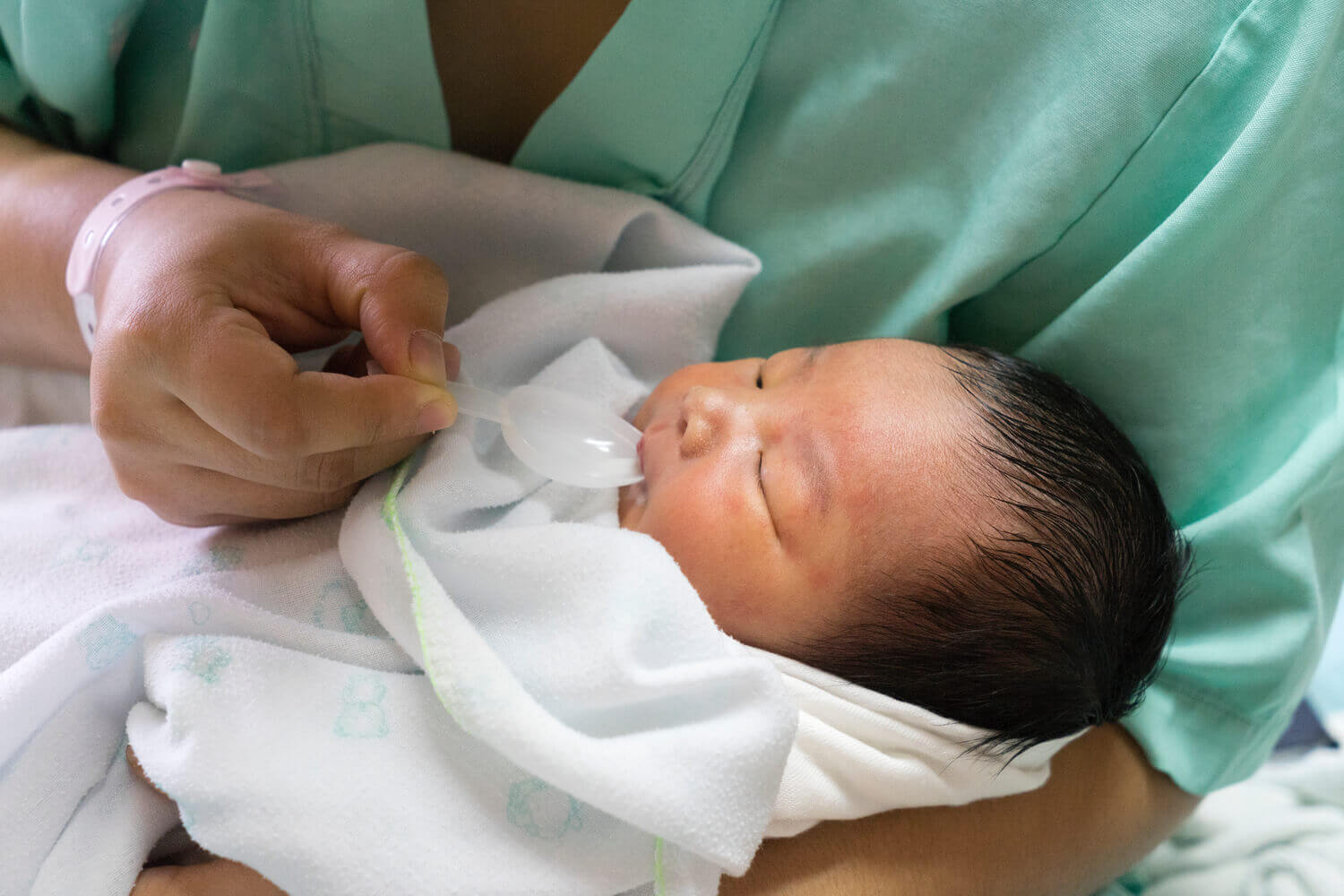 Spoon Feeding Breastmilk to a Newborn 