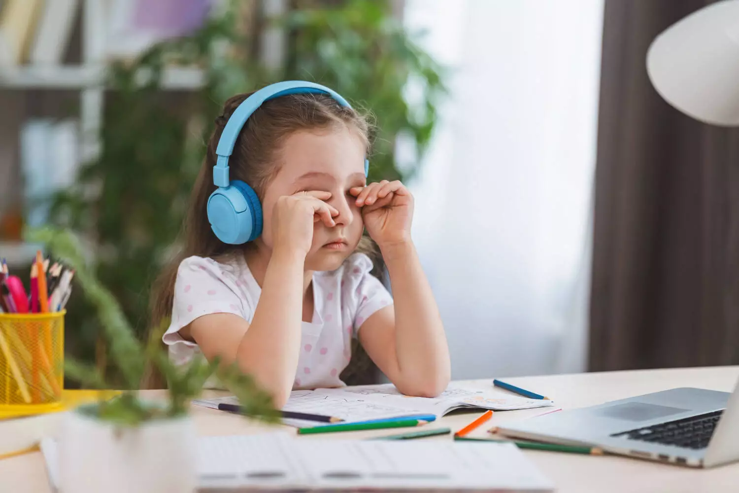 Frequent use of laptops and smartphones puts strain on kids' eyes