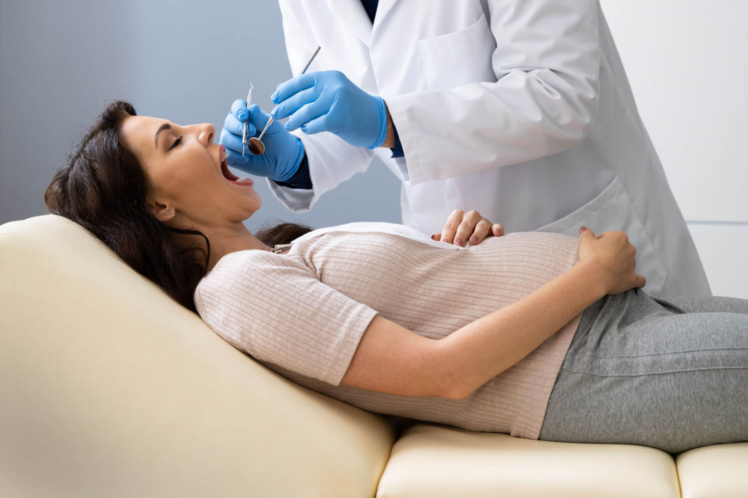 pregnant woman dental checkup