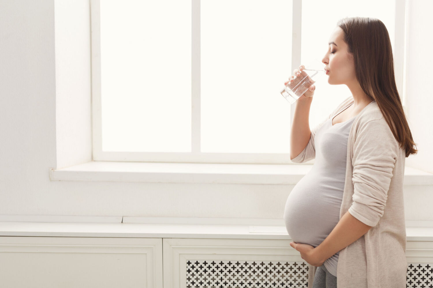 pregnant women drinking water