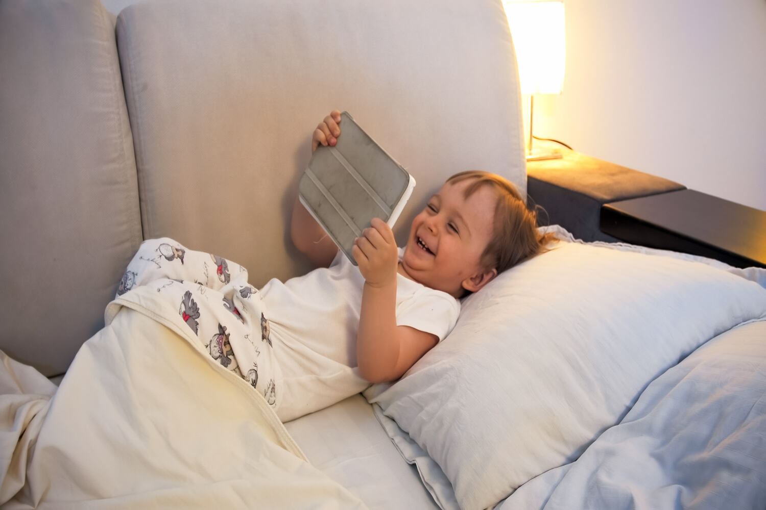 Keep your toddler away from screens at bedtime