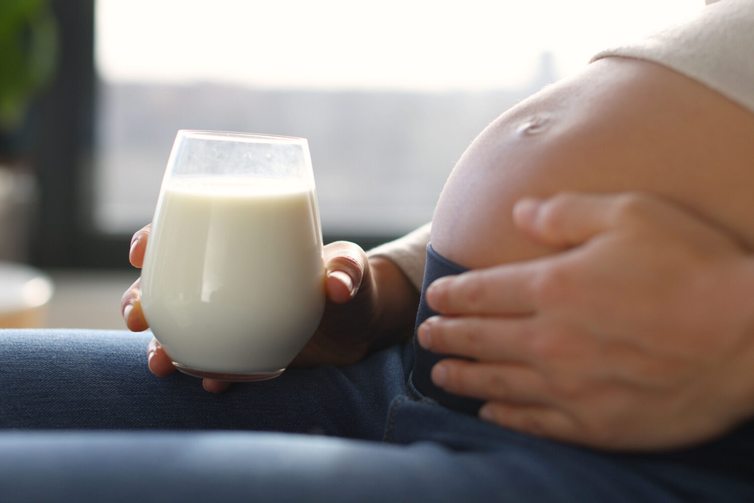 Precautions to Be Taken While Drinking Almond Milk When Pregnant
