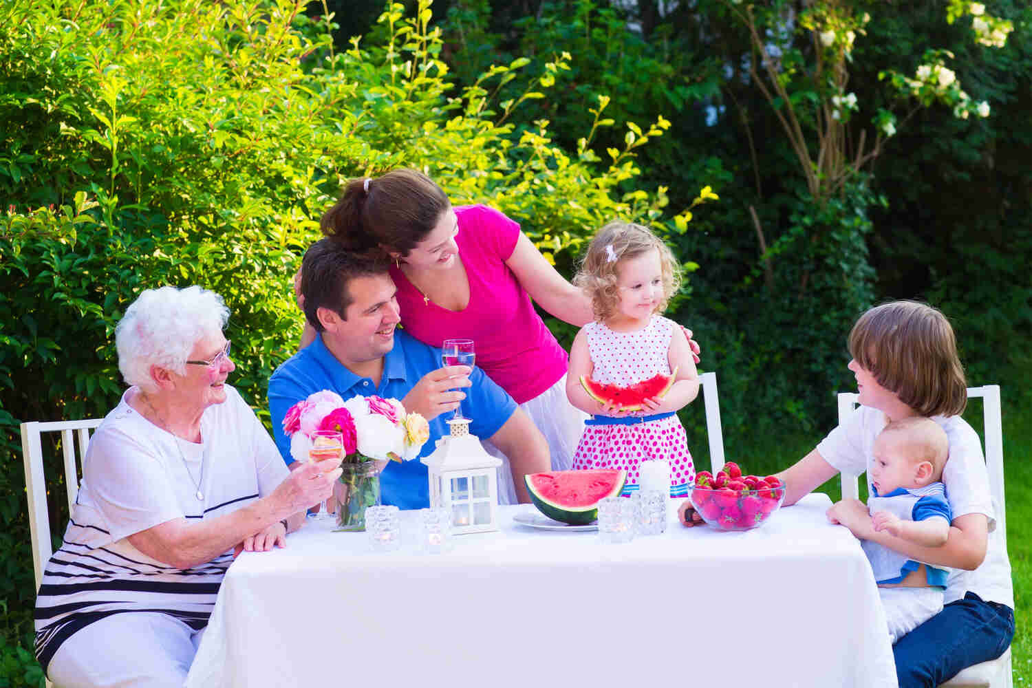 make toddler feel comfortable to prevent fear of strangers in them