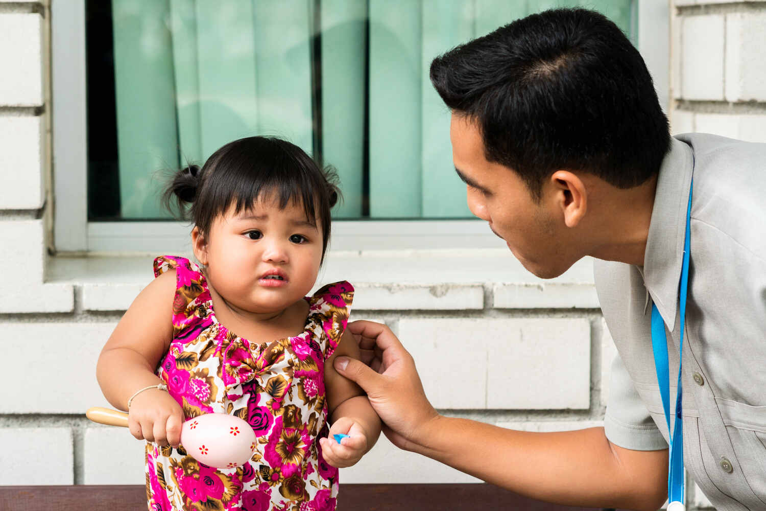 Parent should never force their kid thinking it will prevent toddler's fear of strangers