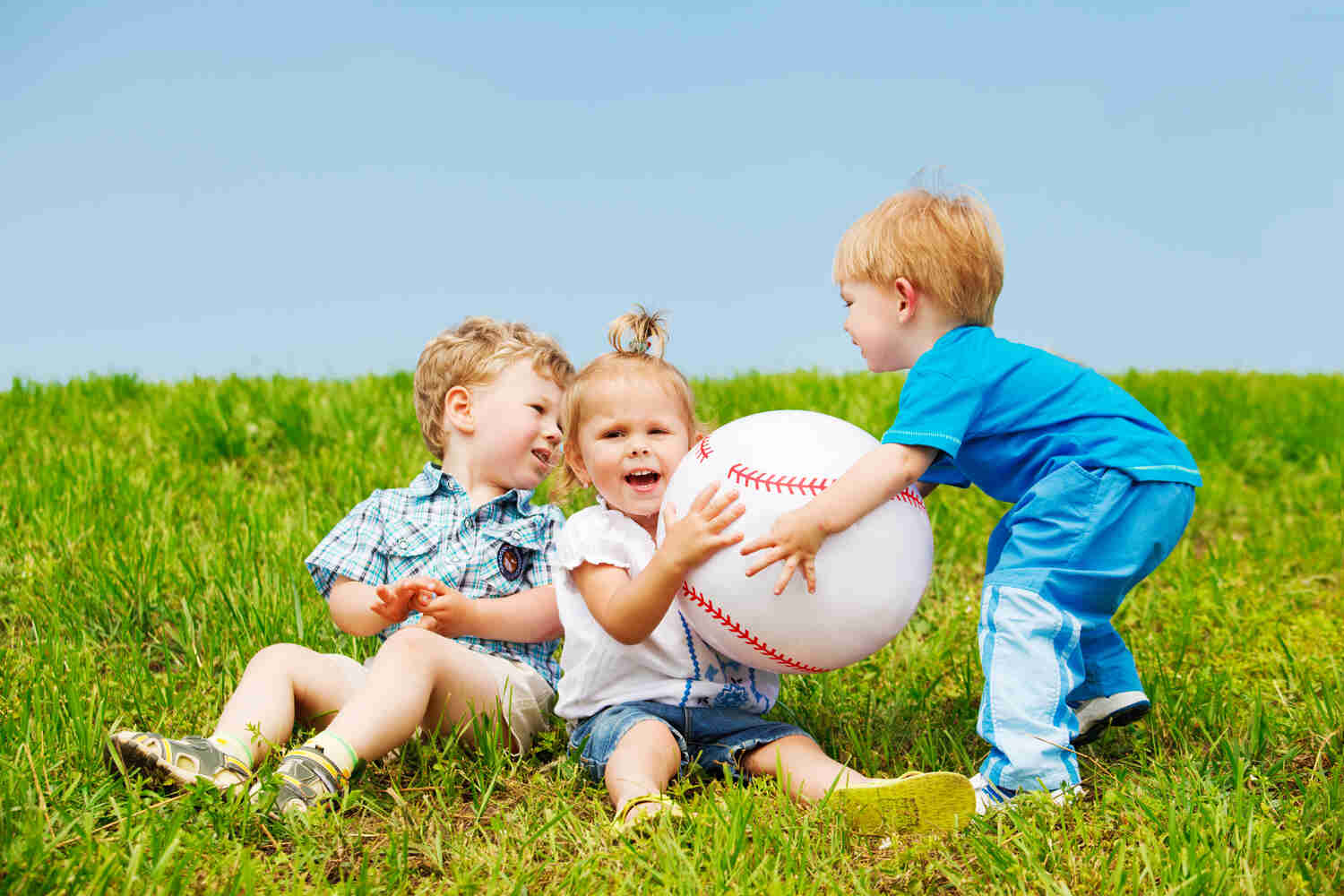 toddlers fighting for ball