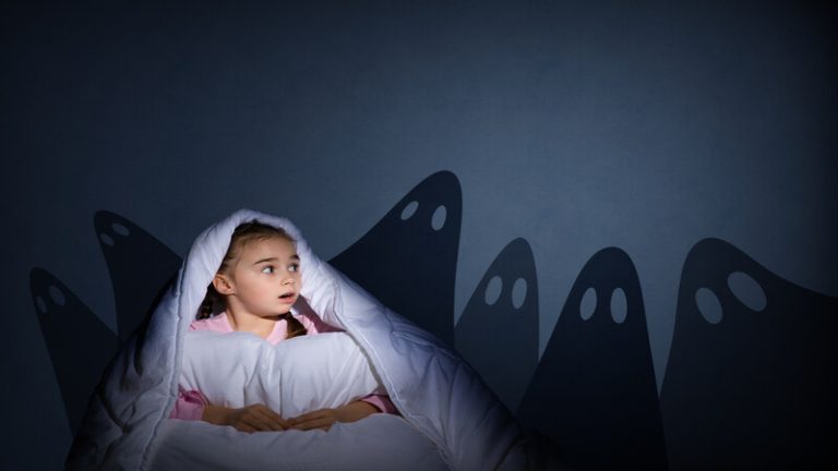 Helping Your Toddler Overcome The Fear of Dark - Being The Parent